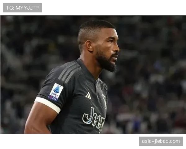 突发！尤文图斯后卫布雷默无对抗情况下倒地，被担架抬离球场