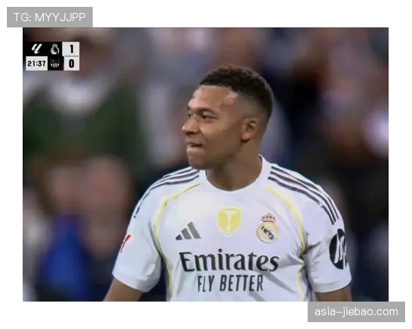 镜头聚焦：姆巴佩突破后滑倒，遗憾错失单刀机会